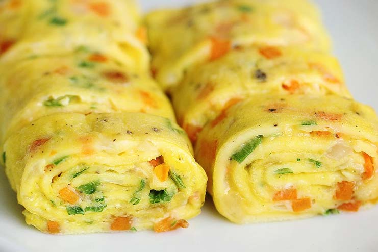 Omelet rolls with vegetables or meat